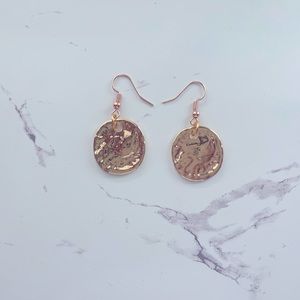 Super cute gold earrings.